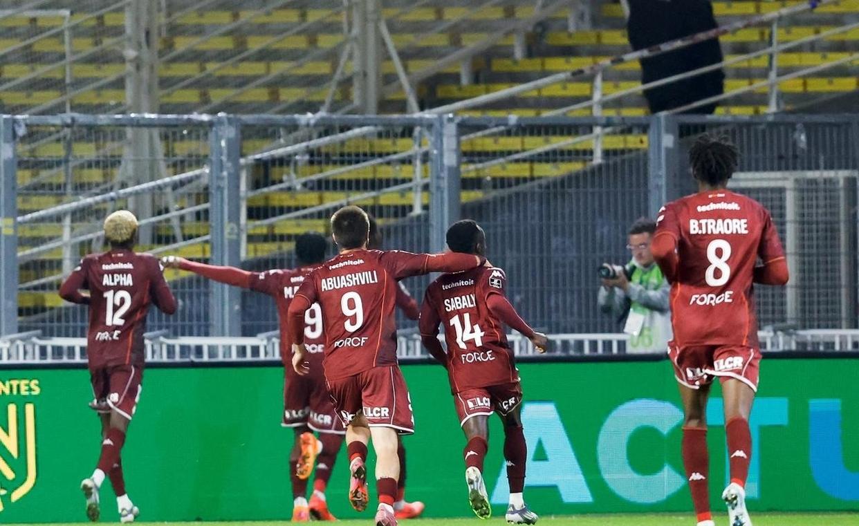 九游体育官网-太狠了！瓦伦西亚围绕意甲主帅复盘窗口期拉齐奥调整名单以备亚冠，国际比赛日纽卡斯尔备战足总杯